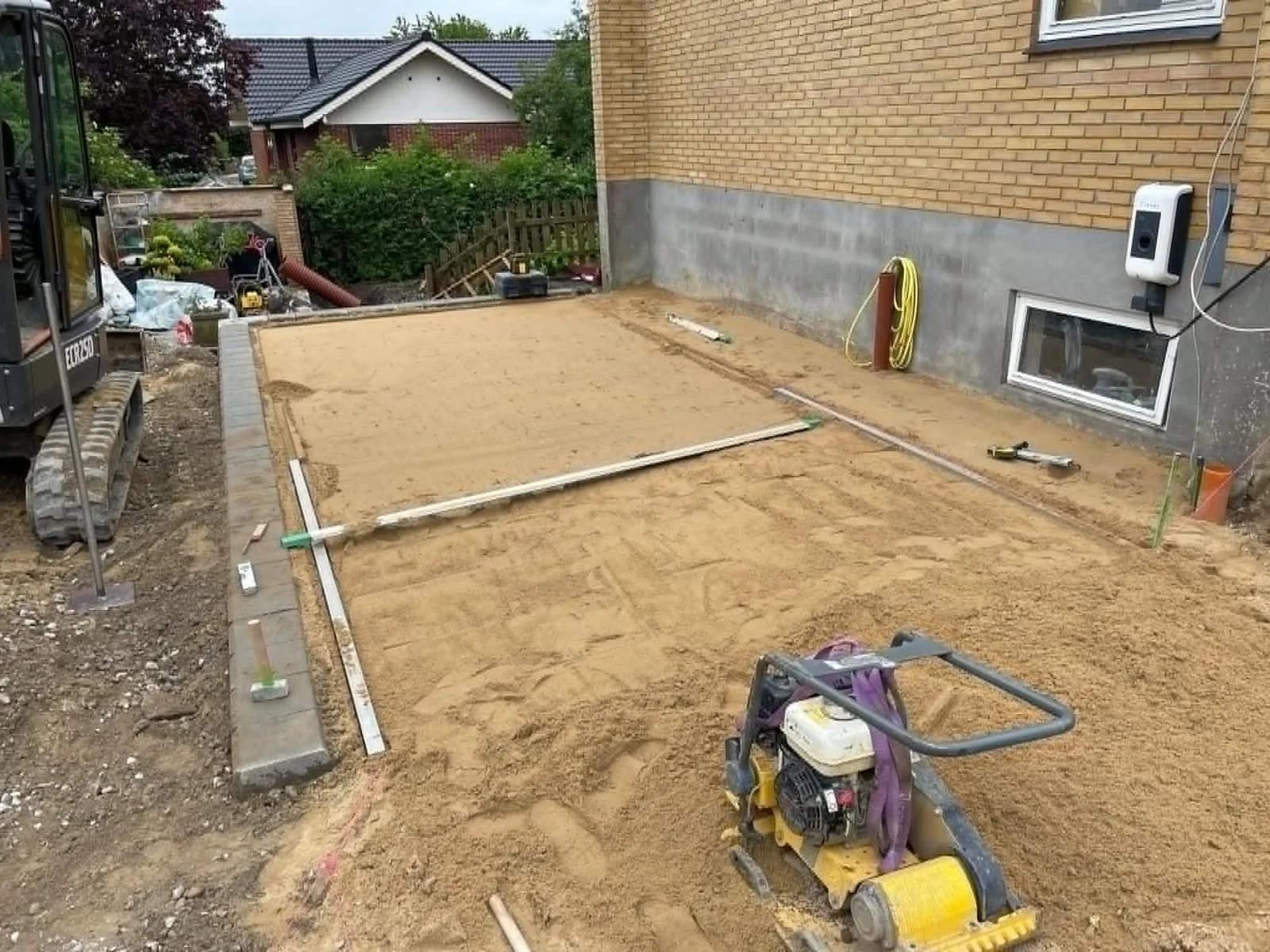 Forberedelse af underlag ved huset